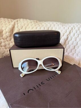 🔥 LOUIS VUITTON White Acetate Frame Soupcon GM Sunglasses-Z0393W🔥